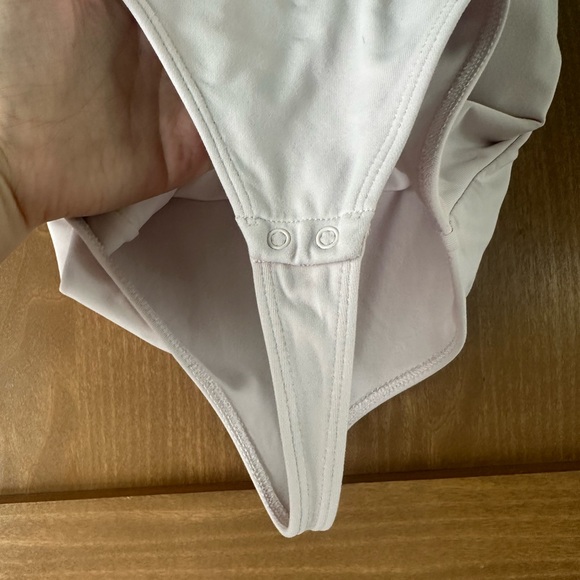 Aritzia Contour Baby Pink Crew Neck Sleeveless Thong Bodysuit Women’s size XS - Picture 6 of 11
